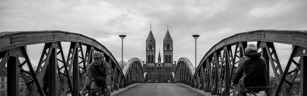 Freiburg, blaue Brücke